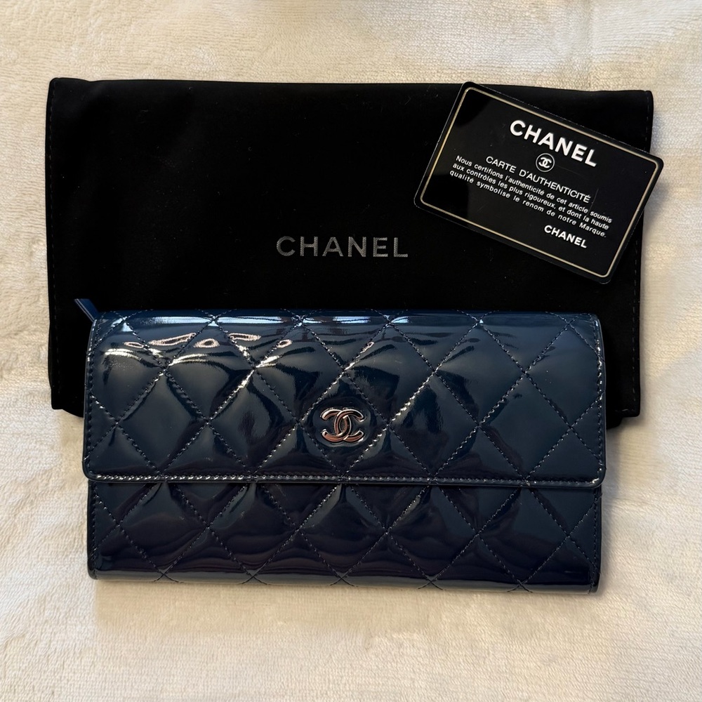 CHANEL dark blue quilted wallet